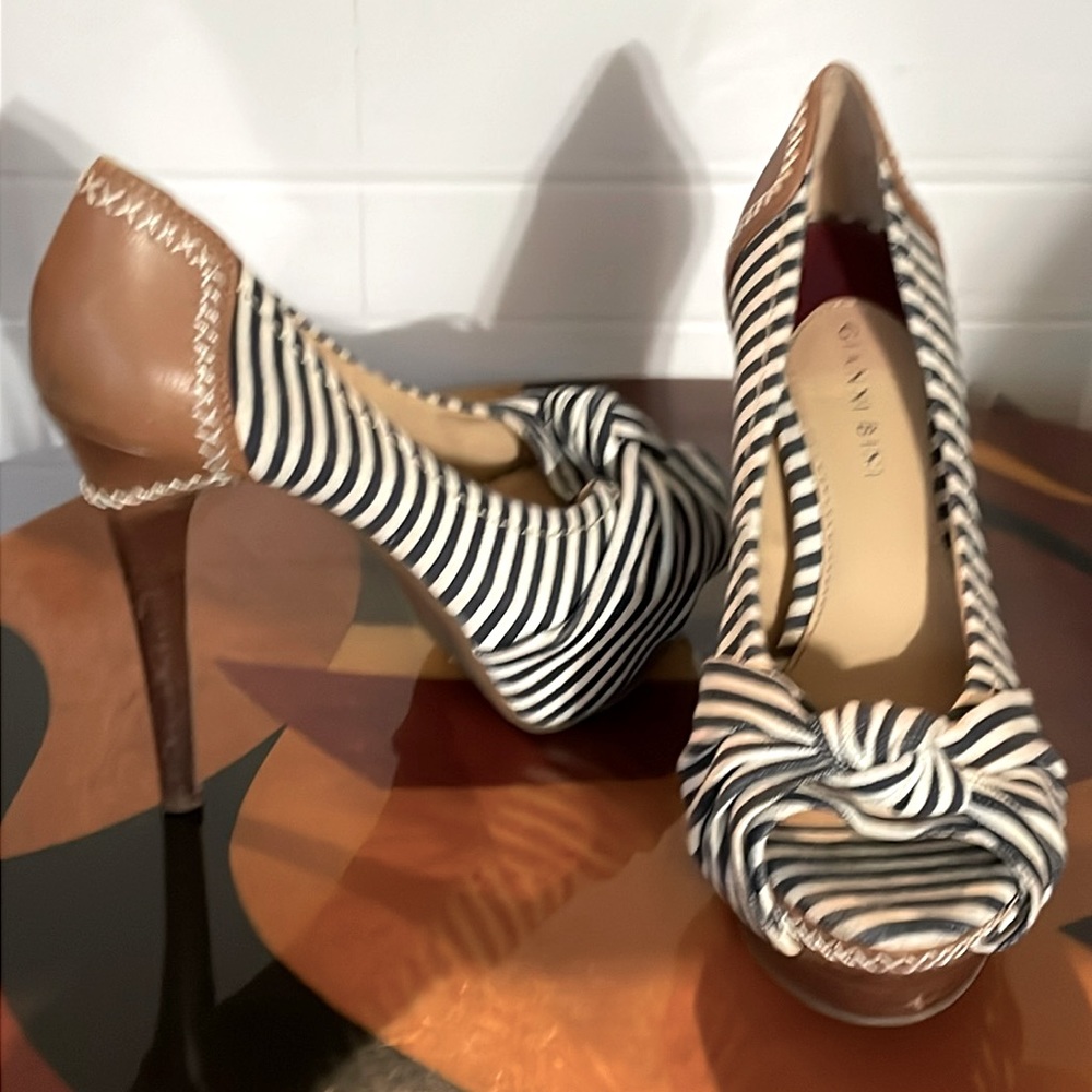 Gianni Bini size 8.5 high heels navy blue and white